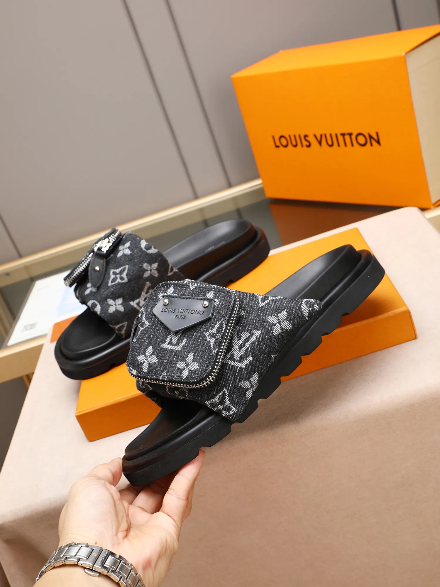 PP400 couple model with drawer box [LOUIS VUITTON] Louis Vuitton, the latest LV official website printed wallet and men's and women's slippers🔥🔥🔥 are now on the market. The drawer box is packed with cloth bags and cards. The upper pattern looks very soft and waxy, and it is a super versatile leg slimming tool. Fabric: Imported denim/down silk cotton embossed, official website pattern printing, lining: water-dyed sheepskin down filling, comfortable to wear, feet: high elastic PU water table. Sole: foam sole, heel height: about 5cm. Size 35-46, 35, 45 and 46 are custom-made and cannot be returned or exchanged. Color: multiple colors available.